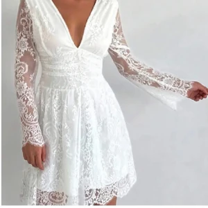 Studentklänning - Väldigt fin studentklänning i spets, köpt på Plick men aldrig använd så i nyskick🌸  Köparen står för frakten