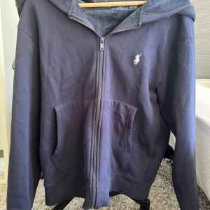 Polo Ralph Lauren Hoodie Zip - En fet polo hoodie i marinblå som är perfekt till sommarn. Storlek M passar S. Aldrig använd utomhus. 