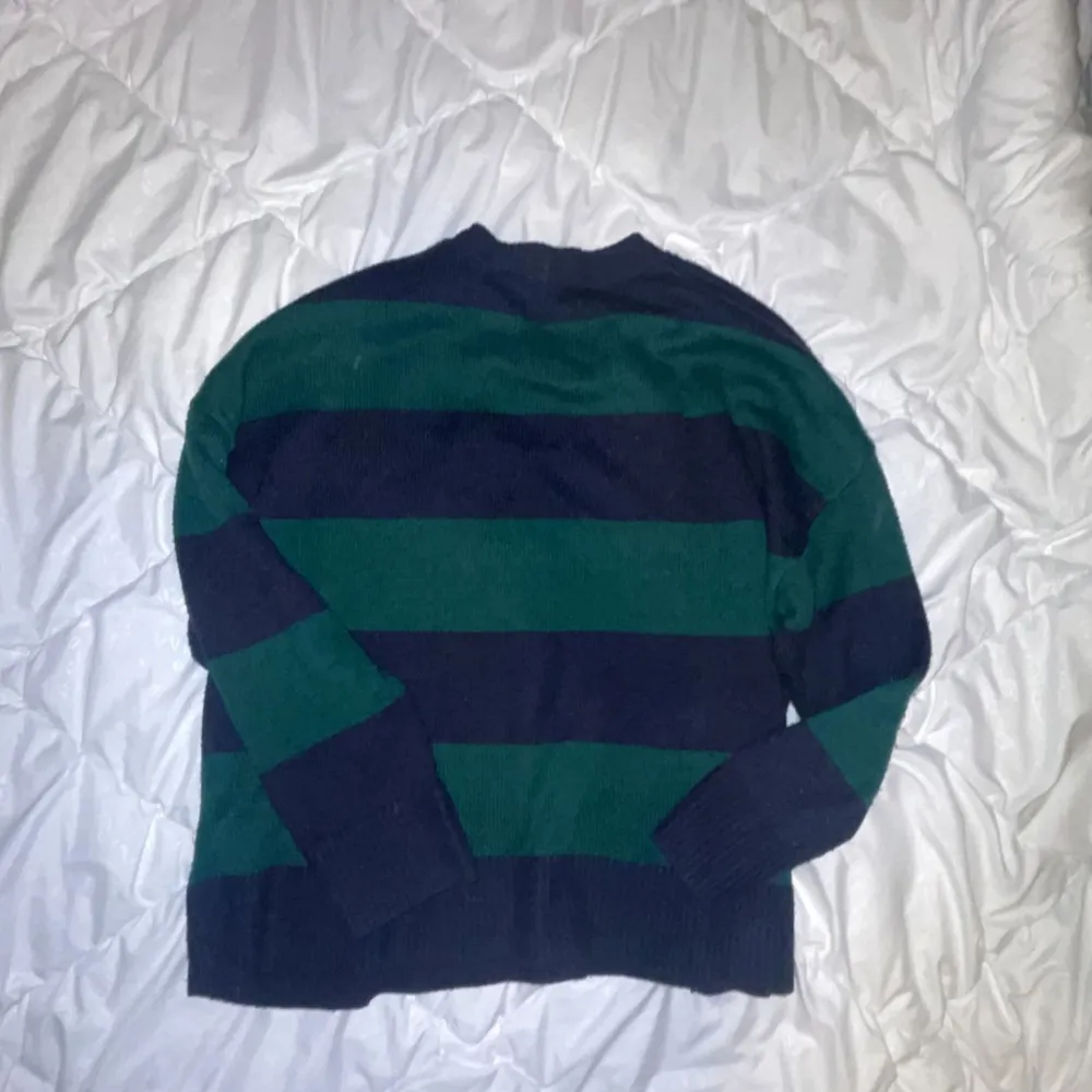 Stickad grön blå tröja från H&M! Superfin och bekväm🤍 Det är storlek L men mest så att det är lite oversized💚. Stickat.