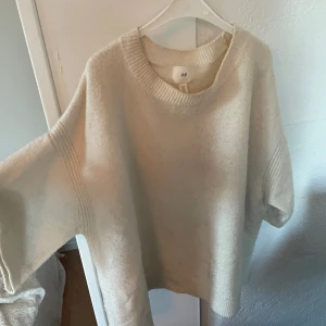 Stickad tshirt - Storlek L men sitter som storlek S