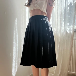 Svart plisserad midikjol i XS - Svart midi plisserad kjol Sparsamt använd och i fint skick!  Storlek XS Midja: 33 cm rakt över Längd: cirka 60 cm