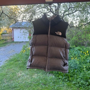 The North Face väst - Säljer nu min väst som jag köpte i North Face egna butik i New York. Denna är i dam storlek, XL. Jag har däremot använt den som kille och använder till vardags storlek M. Riktigt snygg färg som knappt går att få tag i. Kom med era bud🤗🤗