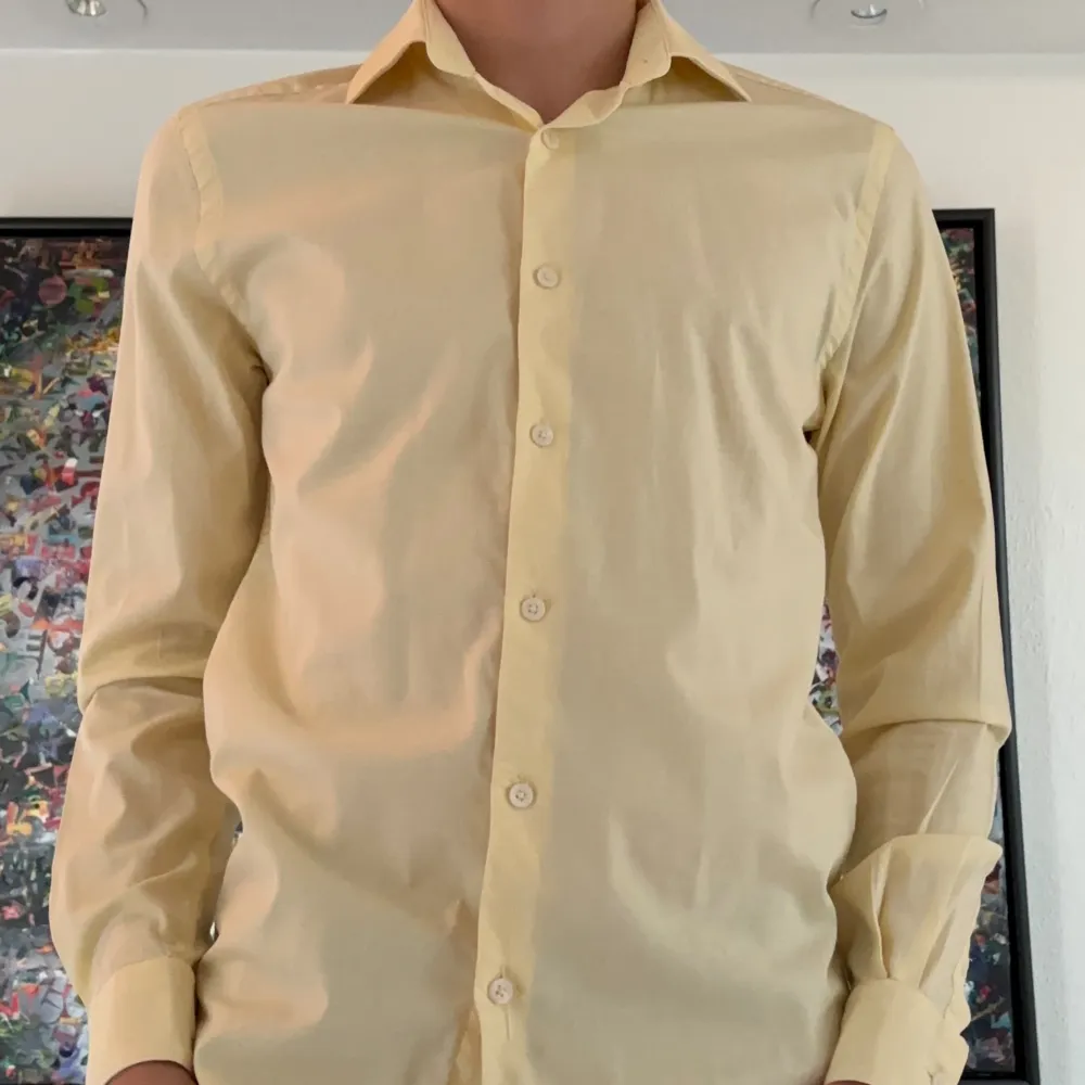 Gul dressman skjorta i storlek 37/S, inget att anmärka, nästintill nyskick. Han på bilden är 184 och 69kg. Pris inte fast. . Skjortor.
