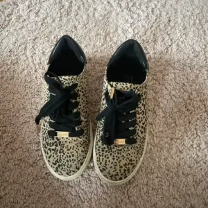 Säljer dessa söta leopard skor 