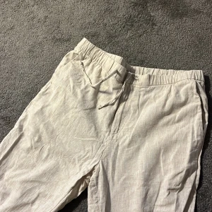Linnebyxor M - Hej  Säljer linnebyxor i bra skick  Storlek Medium