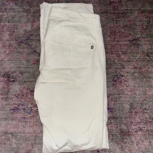 Vita dondup chinos storlek 31 - Väldigt bra skick 9/10 Skit snygga till sommarn  Pris går att diskutera 