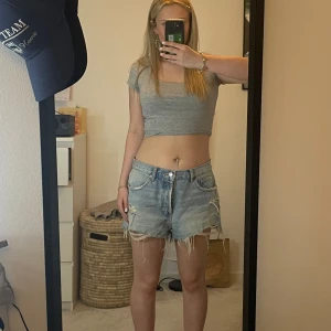 Zara jeansshorts - supersnygga jeansshorts som tyvärr är för stora för mig. de är använda men är i jätte fint skick helt utan defekter. skulle säga att de är midwaist💓