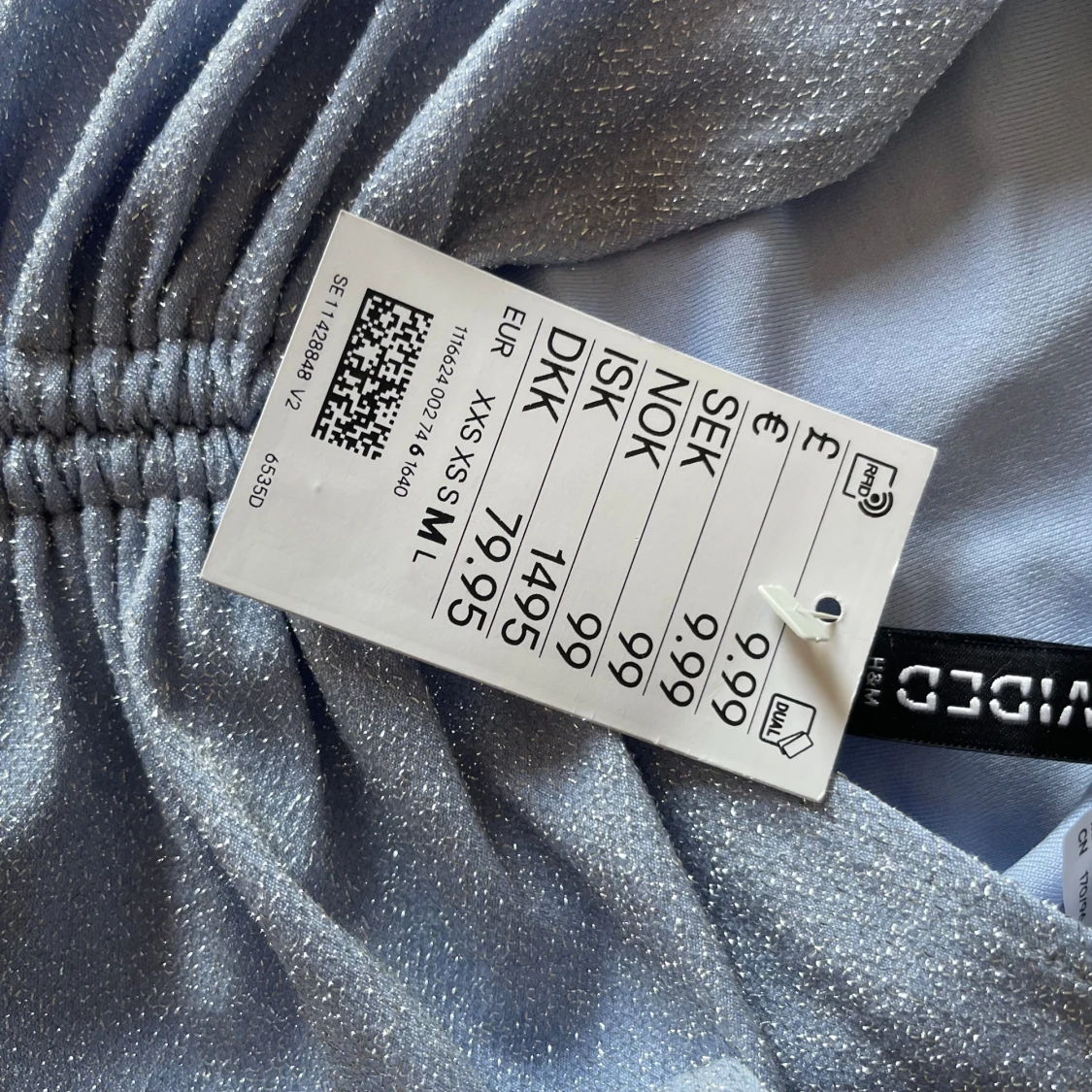 Glittrig topp från HM strl M - 91