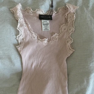 Rosemund linne - Säljer mitt fina rosemunde linne då det inte kommer till andvänding, har en väldigt svag fläck som knappt syns men kan skicka fler bilder privat💕