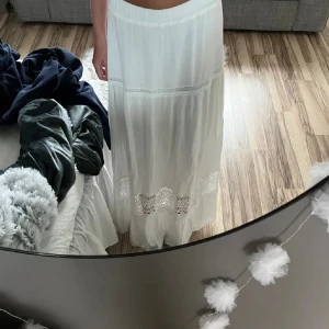 Vit långkjol - Säljer denna supersöta långkjolen med detaljer, perfekt till sommaren !!! Aldrig använd, så ny skick