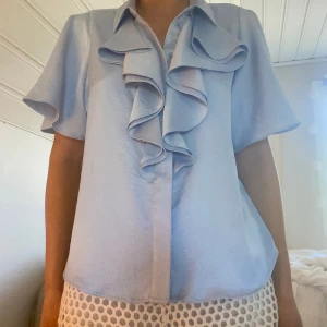 Zara blus med volanger - Så söt ljusblå Blus fån Zara i nyskick! Skriv om du har nån fråga!😊🫶🏻