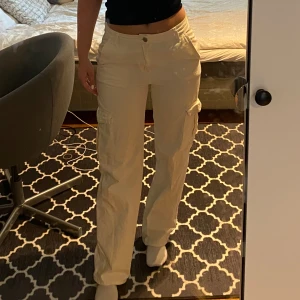 Vita cargobyxor - Jättefina byxor från pull and bear! Använda ett fåtal gånger. Går att ha lågmidjade eller högmidjade beroende på vad man har för storlek. 