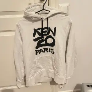Kenzo hoodie vit med svart text 