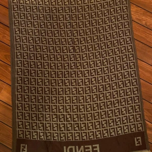 Fendi Halsduk  - Hej! Säljer dessa halsduk. Allt är nytt och oanvänt. Hör gärna av er vid fler fragor.