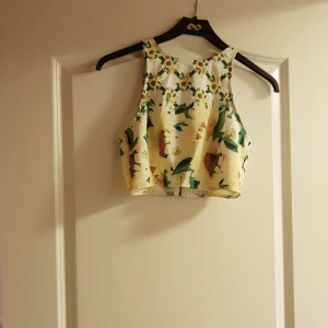 Topp - Solrosor. Crop top