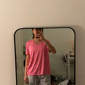 Snygg rosa Nike tröja!!! Skriv gärna om du vill ha bättre bilder. 