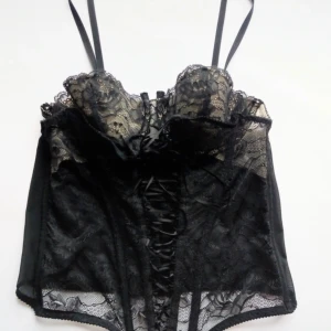 Topp - Svart corset köpt vintage, säljer då den inte kommer till använding. Bh storlek 80A.
