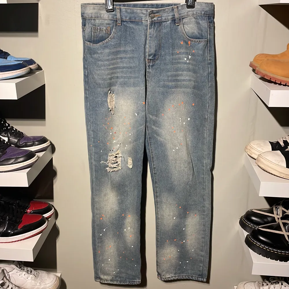 Feeeta jeans som påminner om de nu väldigt populära jeansen från Acne Studios. De sitter skitbra, skulle säga att de är typ W30-32, och längd typ samma är inte 100%. lagom baggy, det distressing och passformen är dunder. . Jeans & Byxor.