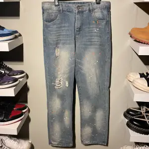 Feeeta jeans som påminner om de nu väldigt populära jeansen från Acne Studios. De sitter skitbra, skulle säga att de är typ W30-32, och längd typ samma är inte 100%. lagom baggy, det distressing och passformen är dunder. 