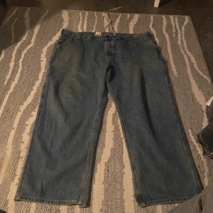 Baggy carhartt jeans - Jätte feta carhartt jeans i strl 48 med en sko snöre i höftbanded få dom går att fixas till din strl och så har dom flara fickor i baksidan med en hammer loop också