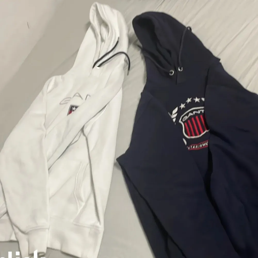 Säljer dessa då de blivit små för mig dom är 7/10 i sick har haft på mig ganska mycket men inga hål. Skriv vid minsta fundering 300 st 550 för 2st . Hoodies.