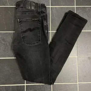 Grischiga nudie jeans svarta som sitter slim fit i storlek 31/32. Väldigt bra skick, ny pris 1600kr mitt pris 549.