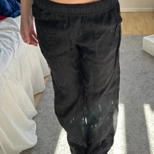 zara linnebyxor  - svarta linnebyxor från zara i strl xs helt oanvända, raka i modellen frågor? skriv till mig så löser vi💗