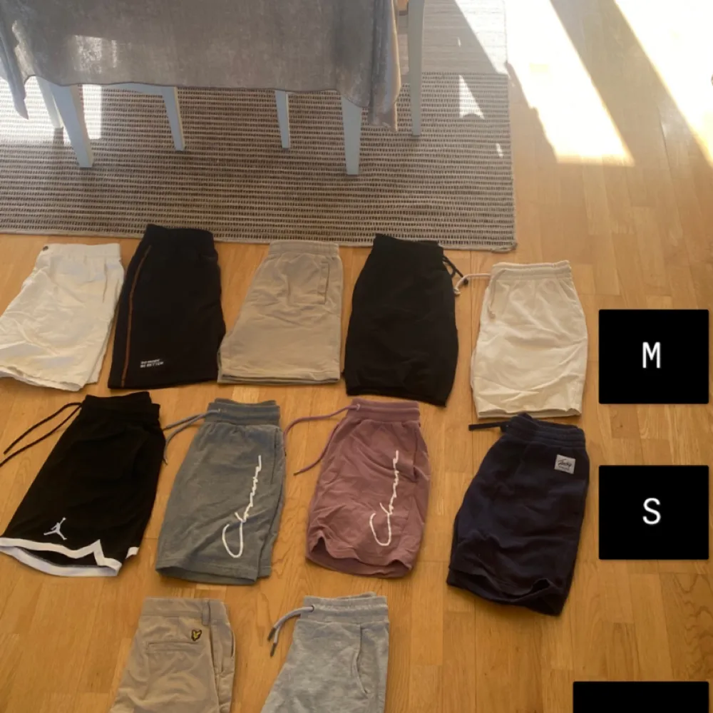Säljer urvuxna shorts i många olika märken och storlekar ( XS S M) pris varierar från 20-50 . Shorts.