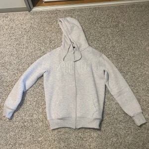 Tuttolente grå hoodie - Helt oanvänd tottulente hoodie i färgen grå. Nypris 1100kr. Mitt pris 600kr.