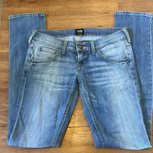 Jättesnygga Lee jeans i storlek L27 W33. 