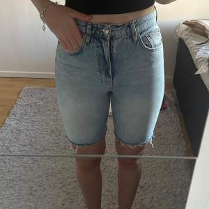 Superfina längre jeansshorts som tyvärr är för små för mig. Köpte de förra året från Gina och aldrig använda.✨