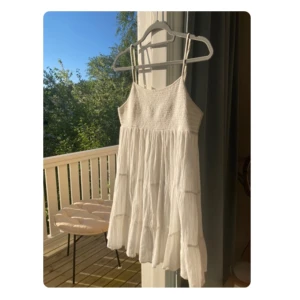 Klänning Zara - Ny skick. Passar mig som är ca 165cm, men den passar även för kortare. Tryck gärna på köp nu om ni vill köpa direkt annars är det bara att skriva vid frågor.💗 