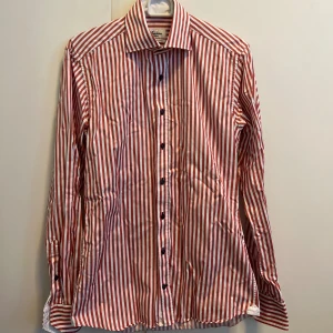 Stenströms slimline skjorta  - Stenströms slimline skjorta i mycket bra skick, storlek 38/15. Twofold super cotton. Röd och vit randig med marinblåa knappar.