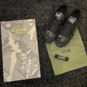 Valentino skor, köpta för 3500 av en vän till mig, säljer pågrund jag inte använder dem!