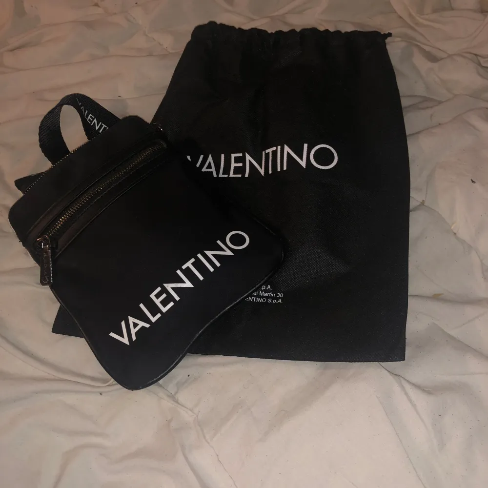 Jag säljer min valentino väska för den aldrig används och den är i 10/10 skick ingen fel med den alls. Hör av er vid funderingar osv.. Accessoarer.