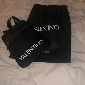 Valentino väska  - Jag säljer min valentino väska för den aldrig används och den är i 10/10 skick ingen fel med den alls. Hör av er vid funderingar osv.