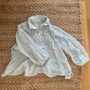 Blus - Supersöt ljusblå blus från Noisy may. Volang i midjan. Skulle säga att den är lite croppad, beroende på hur lång man är. Tunt tyg vilken gör det perfekt till sommaren,  lite genomsynlig. 👚