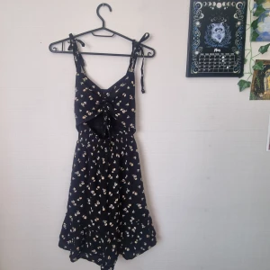 Hollister Cutout-klänning - Bara använd en gång och i jättebra skick!🌷