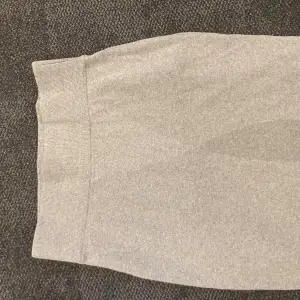 grå kjol från lindex, den har inga defekter och använd några få gånger💗tryck gärna på köp nu, pris kan diskuteras 