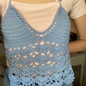 Blå sommartopp - Handvirkad sommartopp. Kan göras i andra färger, skriv privat! Gjord med 100% bomullsgarn. Kupans storlek- 15x15 cm. Bandens storlek- 42 cm vardera. Använd köp nu🩷