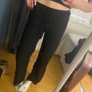 Linnebyxor - Svarta linnebyxor som är lite för korta för mig tyvärr, jag är 170cm🥰 lapparna är bortklippa för att dom stack upp men tror dom är från pull&bear