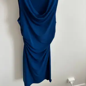 Supersnygg blå klänning som sitter jättefint. Oanvänd. 
