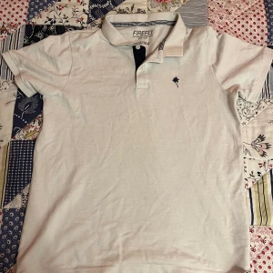 Piké storlek 158/164 - Säljer en helt ny piké då den är för liten den är 10/10 Skick, och väldigt snygg på sommaren. Jag kan strycka den innan paketet skickas