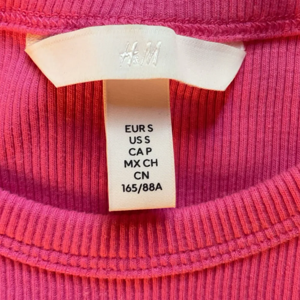 Säljer detta fina rosa linne från hm, storlek S, oanvänt . Toppar.
