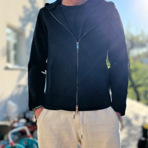 Valentino hoodie  - Tja säljer denna as feta valentino hoodie då den är snäppet för liten Den är i sprillans nytt skick  skick 10/10 Kom dm vid övriga funderingar