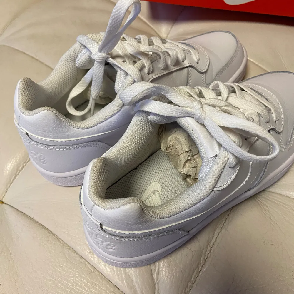 Superfina vita Nike-skor! Oanvända och helt rena. I originalförpackning med papper kvar i.  Storlek 39. . Skor.