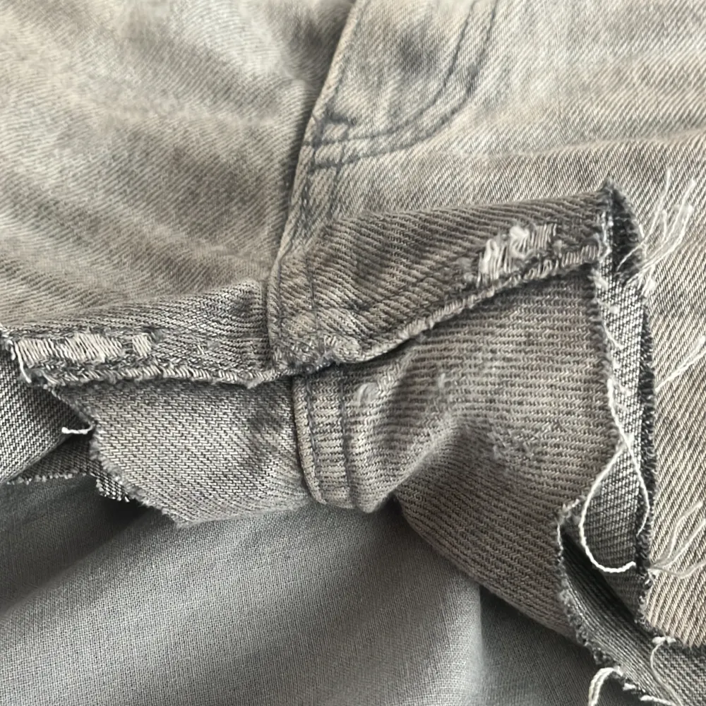 Säljer dessa skitsnygga gråa jeansshorts som från en början är ett par jeans. Små slitningar på sömmen vid skrevet.. Shorts.