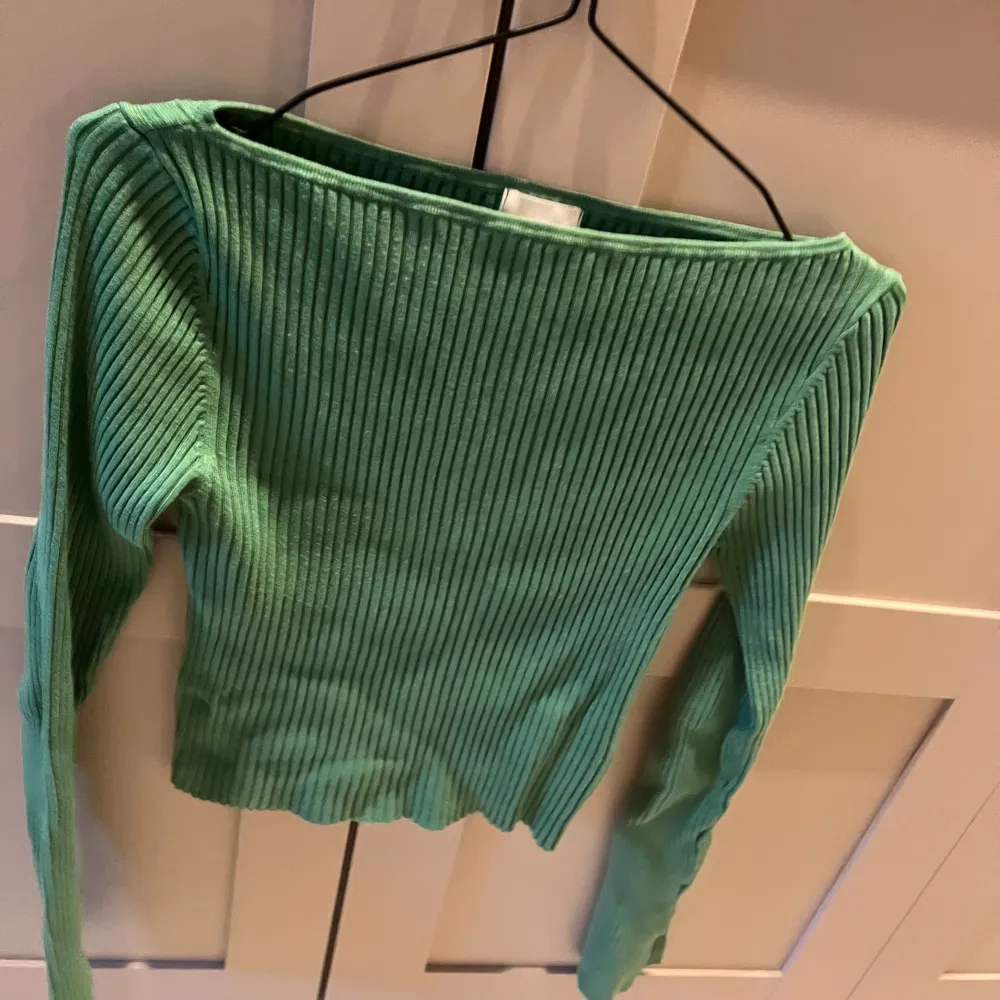Grön tröja H&M  Storlek small   Använd ca 2 gånger   Båtringad  Slutsåld online. Tröjor & Koftor.