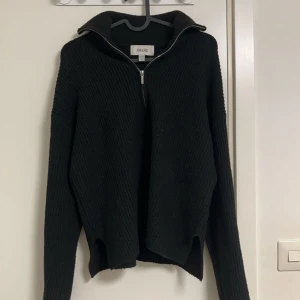 Svart tjocktröja - jättefin och skön svart tjocktröja med krage med dragkedja från vero moda, använt 1-2 gånger så mycket bra skick, storlek xxs/xs men sitter luftigt och fint på