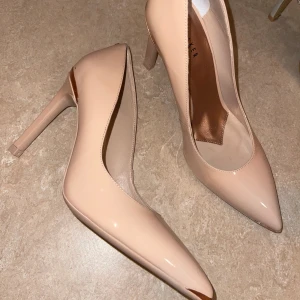 Ted baker heels  - Glansiga Ted baker klackar i storlek 37. Klackarna är fortfarande i bra skick, inga synliga repor. 